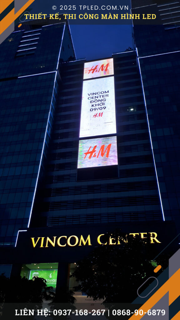 Kỹ thuật viên thi công màn hình LED Outdoor Vincom Đồng Khởi cho nhãn hàng H&M.
