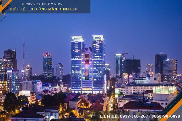 Đội ngũ kỹ thuật thi công màn hình LED Outdoor Vincom Đồng Khởi cho nhãn hàng H&M.