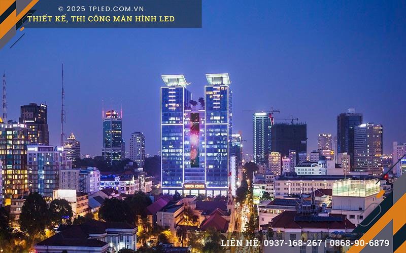 Đội ngũ kỹ thuật thi công màn hình LED Outdoor Vincom Đồng Khởi cho nhãn hàng H&M.