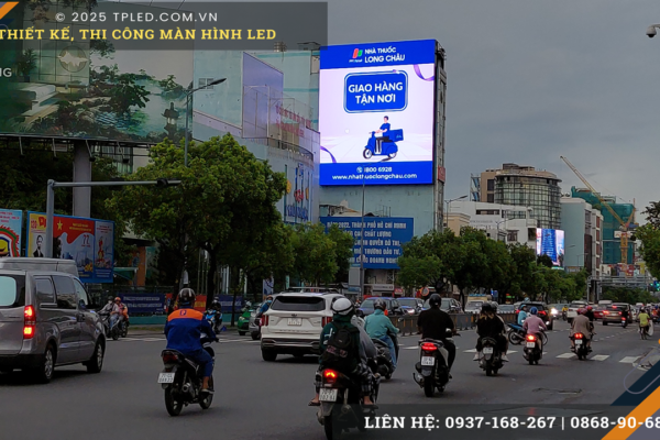 Màn hình LED 68 Nguyễn Văn Trỗi quảng cáo hệ thống Nhà thuốc Long Châu.