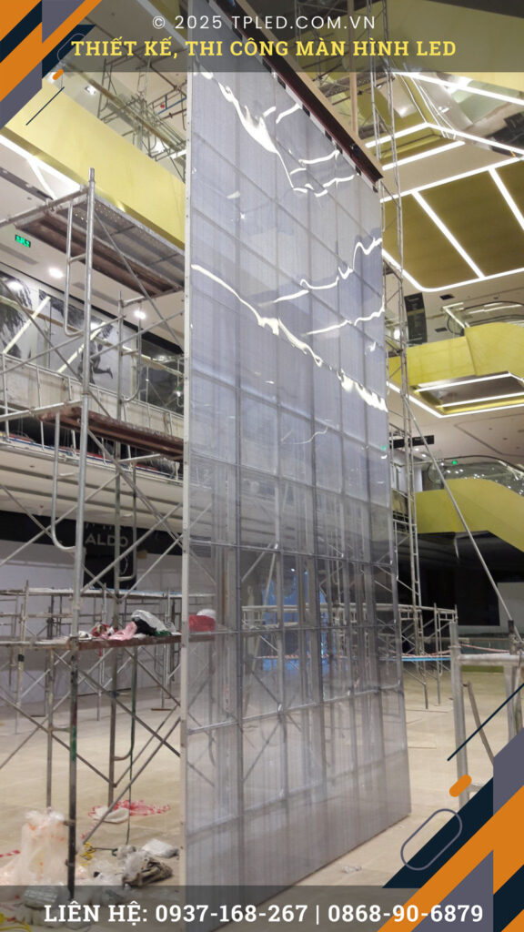 Quy trình lắp đặt màn hình LED trong suốt cho mặt tiền kính showroom xe hơi chuyên nghiệp.