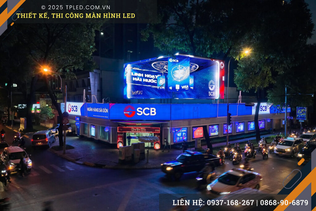 Lắp đặt màn hình LED 3D ngoài trời tại trung tâm thương mại với hiệu ứng naked-eye chân thực.