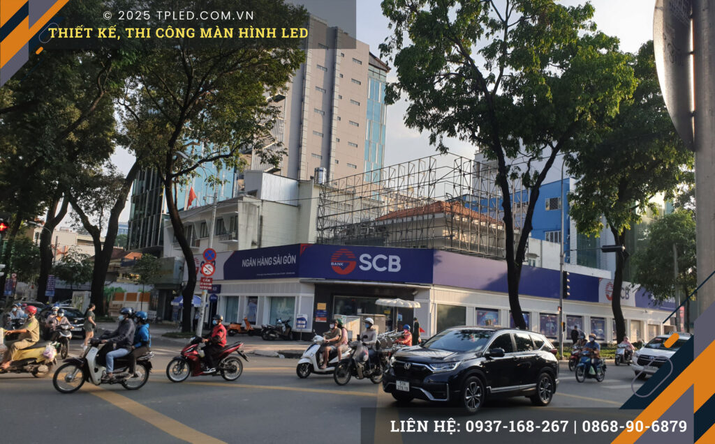 Lắp đặt màn hình LED 3D ngoài trời tại trung tâm thương mại với hiệu ứng naked-eye chân thực.