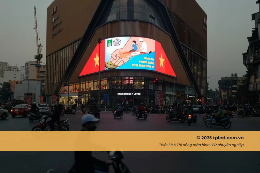 Quy trình thi công màn hình LED cong chuyên nghiệp cho trung tâm thương mại.