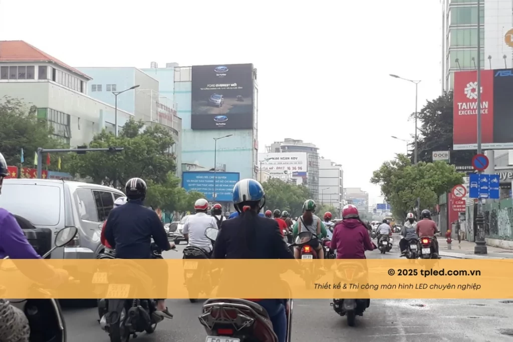 Lắp đặt màn hình LED ngoài trời chuẩn IP65 tại TPLED