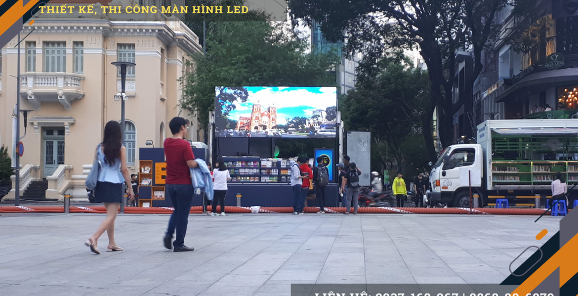 Xe LED hệ thống nâng hạ hiện đại phục vụ sự kiện ngoài trời.