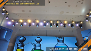 Hệ thống màn hình LED hiện đại tại Ballroom sân khấu biểu diễn văn nghệ năm 2025.