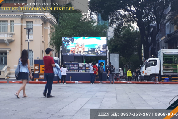 Xe LED hệ thống nâng hạ hiện đại phục vụ sự kiện ngoài trời.