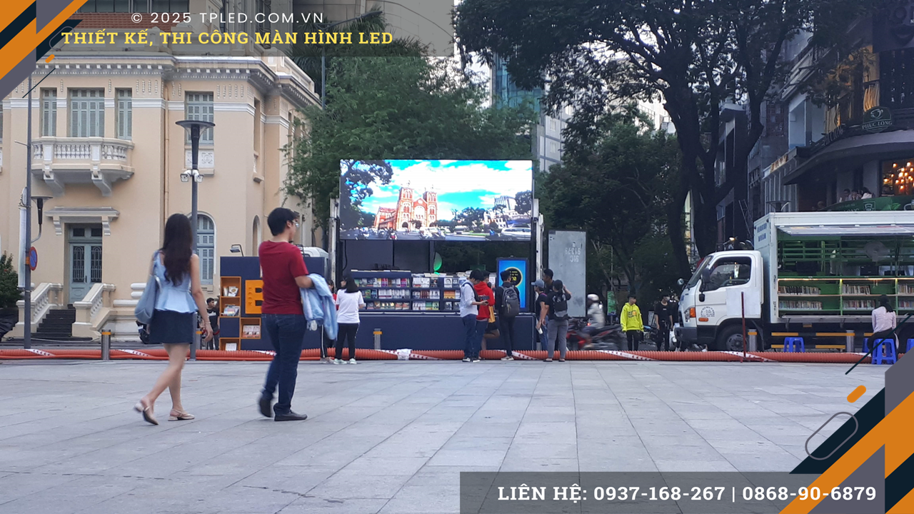 Xe LED hệ thống nâng hạ hiện đại phục vụ sự kiện ngoài trời.