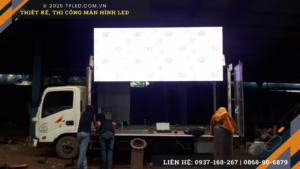 Xe LED hệ thống nâng hạ hiện đại phục vụ sự kiện ngoài trời.