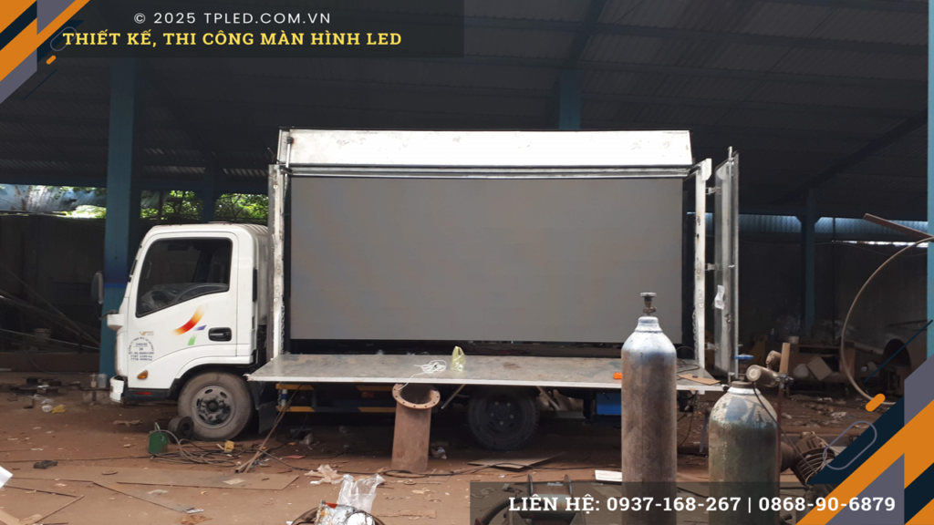 Xe LED hệ thống nâng hạ hiện đại phục vụ sự kiện ngoài trời.