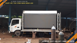 Xe LED hệ thống nâng hạ hiện đại phục vụ sự kiện ngoài trời.