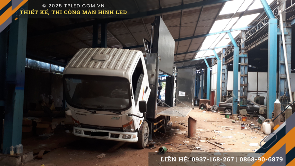 Xe LED hệ thống nâng hạ hiện đại phục vụ sự kiện ngoài trời.