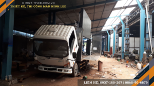 Xe LED hệ thống nâng hạ hiện đại phục vụ sự kiện ngoài trời.