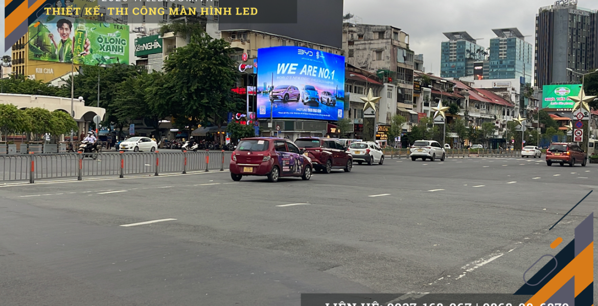 Màn hình LED quảng cáo tại vòng xoay Quách Thị Trang Chợ Bến Thành buổi tối.