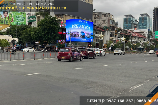Màn hình LED quảng cáo tại vòng xoay Quách Thị Trang Chợ Bến Thành buổi tối.