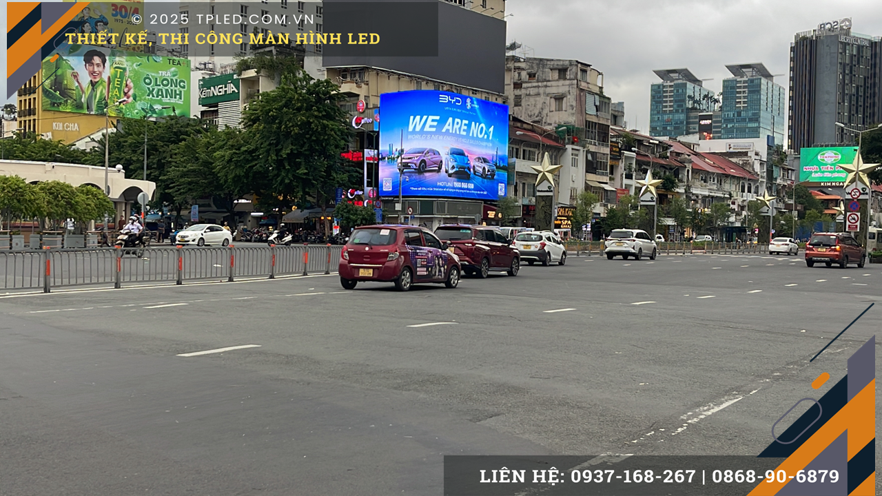 Màn hình LED quảng cáo tại vòng xoay Quách Thị Trang Chợ Bến Thành buổi tối.