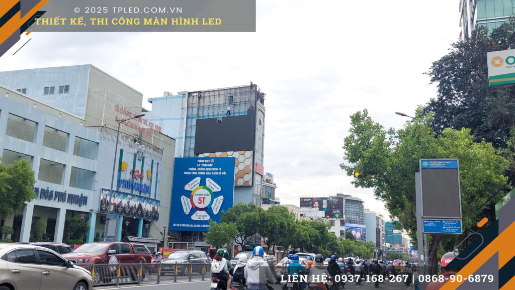 Màn hình LED 68 Nguyễn Văn Trỗi quảng cáo hệ thống Nhà thuốc Long Châu.